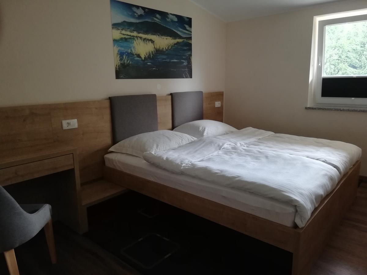 Gostilna S Prenocisci Pav Hotell Rakek Eksteriør bilde